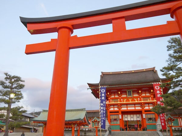 【伏見稲荷大社】森ガイドと初詣！新春の伏見稲荷お山めぐり ～千本鳥居、万のお塚、八百万の神々、聖地・稲荷山の神秘～