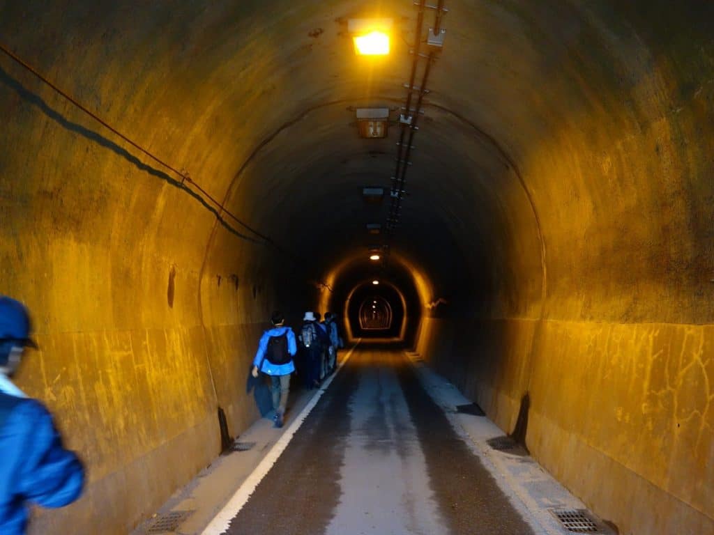 廃線をたどってトンネルの向こうへ