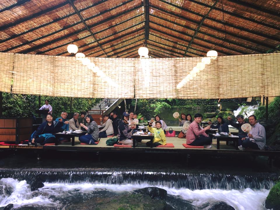 女将がふるまう絶品料理に舌鼓