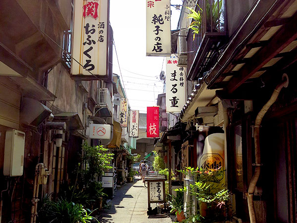 【東京・赤羽】呑んべぇおじさんと昼からハシゴ酒！闇市上がりのディープ横丁へ～鉄っちゃんの聖地と横丁めぐり、せんべろ体験、赤羽の地酒で乾杯～