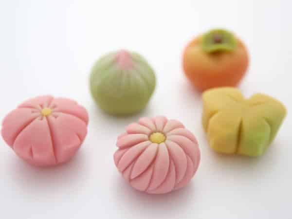 【亀屋良長】八代目主人がご案内、銘水「醒ヶ井」でつくる京菓子の名門へ～生菓子を作って、そして食べる☆江戸時代より受け継ぐお宝も拝見～