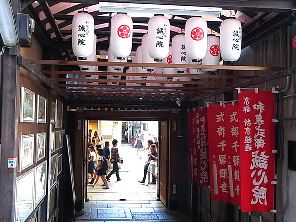 【新京極】寺々を貫いて京都一の繁華街をつくれ！明治の巨大プロジェクトを追う ～ビルに食い込む鳥居、迷路のような参道の痕跡、まちの裏側ウォッチング～