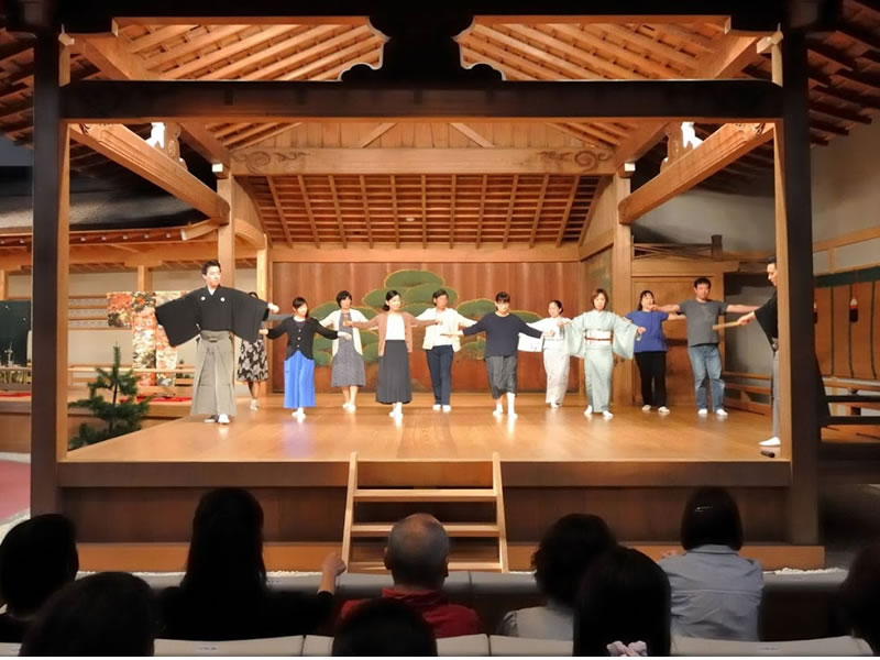 能舞台に上がってお能のお稽古