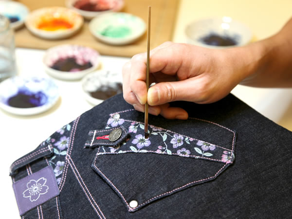 【京都デニム】京小紋の手捺染工場へ、友禅染でマイカードケースづくり～ジーンズに“京友禅”！手染め職人のレクチャー付き～