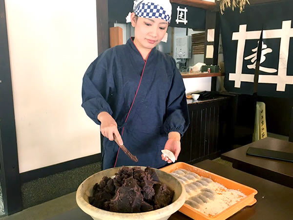 【八幡】若女将がつくる☆春の走井餅茶会！八幡珍スポットめぐり～ギリシャ神殿風の飛行神社、エジソン通り、落書き大歓迎のお寺～