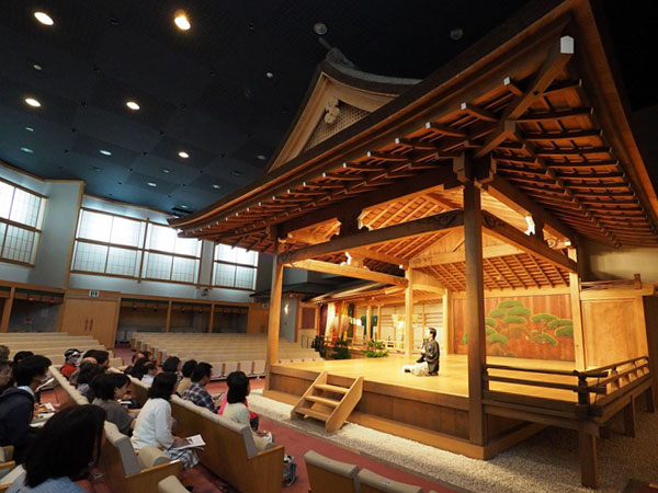 【金剛能楽堂】能楽師がオモテもウラもご案内、めくるめく能楽の世界～謡って、舞って、舞台に上がって！華麗な能面・装束を間近で拝見～