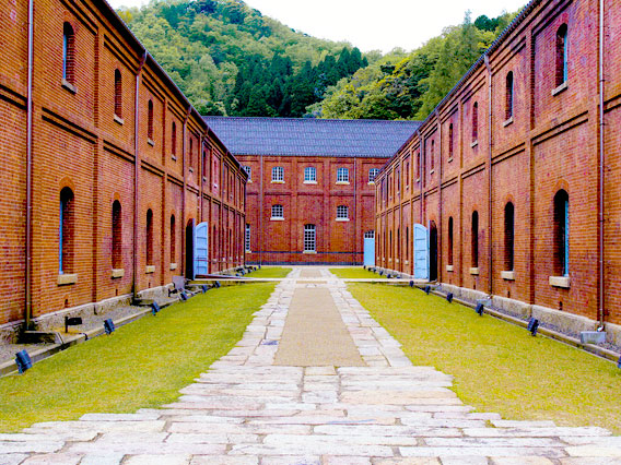 【舞鶴】日本海唯一の軍港都市へ、港町の女将さんと舞鶴まち歩きツアー！～ド迫力イージス艦を間近で拝見、今も残る官舎群、昼食は海軍レシピを再現～