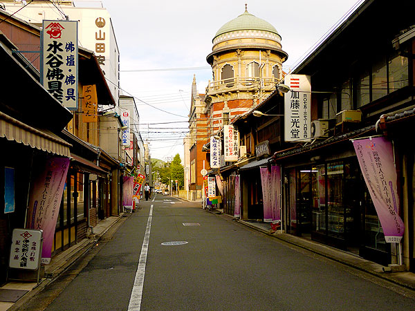 【本願寺門前町】表具屋主人と、門前町の老舗をたずねて～御用菓子、御茶司、京仏具、香老舗…本願寺の御用達めぐり～