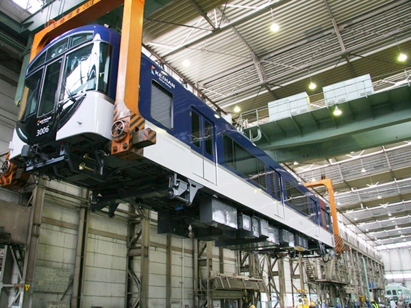 【京阪電車】京阪グループ最大の車両基地、寝屋川車庫を探検しよう！～入庫電車で車庫へ突入、洗車体験、巨大クレーンで車体を吊上げ～