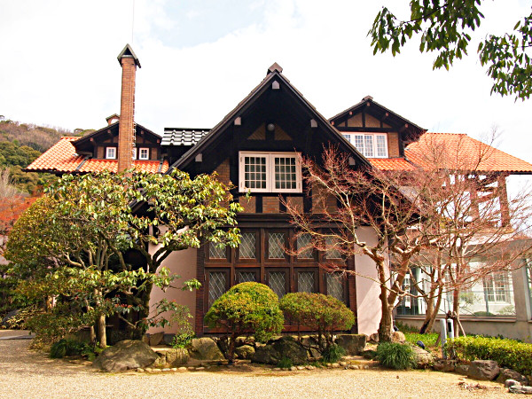 【大山崎】天王山に佇む英国式洋館「大山崎山荘」へ、眼下に広がる絶景パノラマ～金運の宝寺、離宮八幡宮、睡蓮の池…風光明媚に惹かれた山荘と名刹めぐり～