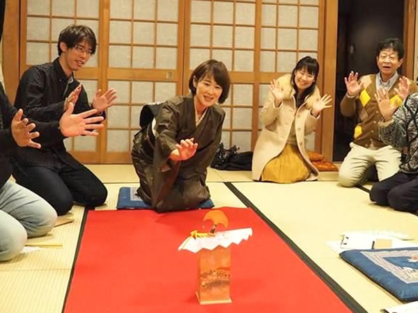 【京扇子】扇屋女将と投扇興・ミニ茶席、扇子のたしなみ指南付き～五条寺町は扇発祥の地！？京町家の暮らしと京扇子～