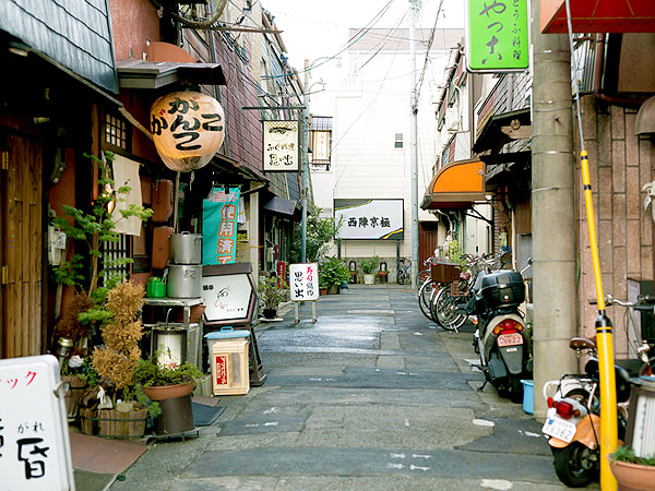 【京都路地裏研究所】ディープな盛り場を探検！西陣・路地の暮らしを訪ねて～呑み屋並ぶ路地裏歓楽街、遊郭の裏みち小道、幻の「ジャンジャン横丁」まで～