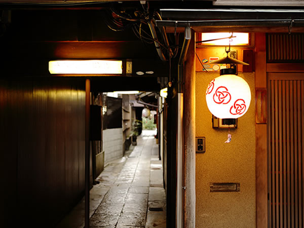 【京都路地裏研究所】京都一の路地裏先進国☆東山・路地の暮らしを訪ねて～あじき路地、花街の隠れ文具店、お地蔵さんから防災グッズまで～