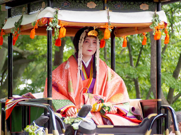 【葵祭】雅に薫る平安絵巻、葵祭の王朝行列をレクチャー付きで拝見～二葉葵に藤の花、祭に華やぐ上賀茂神社、濃紫に染まるカキツバタ群落～