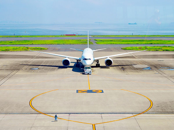 【羽田空港】航空ウォッチャーと巡る激動の航空史、GHQの格納庫から展望台まで～戦前のターミナル跡、航空神社、曰くの大鳥居、進化し続ける羽田空港を追う～