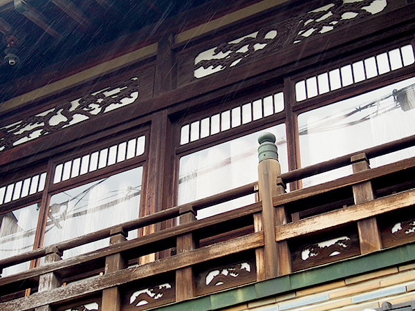 【橋本】巨大遊郭の残り香から樟葉砲台跡へ、妓楼建築が立ち並ぶ旧街道をいく～地形がつくった交通の要所、遊郭が栄え、幕末の要塞の形が今も残る～