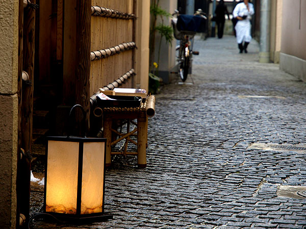 【神楽坂】伝統とモダンが交わる坂の街、神楽坂っ子・山本さんと路地さんぽ～花柳界が息づく大人の粋、ホン書き旅館・大工寮・花街建築まで～