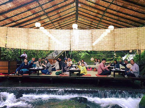 【貴船川床】貴船社家の女将と巡る奥貴船、鮎と山菜しゃぶしゃぶに舌鼓～神主さんと貴船神社から奥宮の聖地へ、清流に包まれて川床料理～