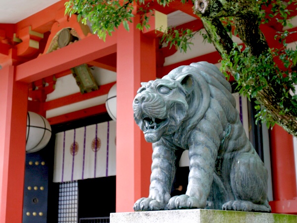 【鞍馬寺】雲珠桜が染める神秘の古刹、天狗跳び虎が護る宇宙エネルギーの聖地～金星から降り立った永遠の16歳！？都を守護する毘沙門天に会いにいこう～