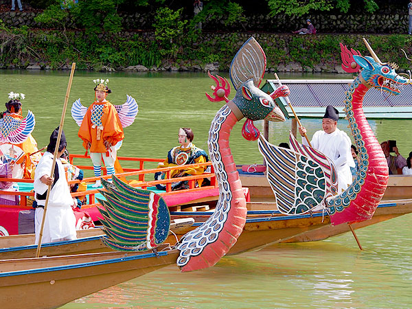 【三船祭】水上雅楽に胡蝶の舞、平安貴族の優雅な御舟遊び～苔が敷き詰められた絶景庭園、宝厳院の特別拝観、新緑眩しい嵐山めぐり～