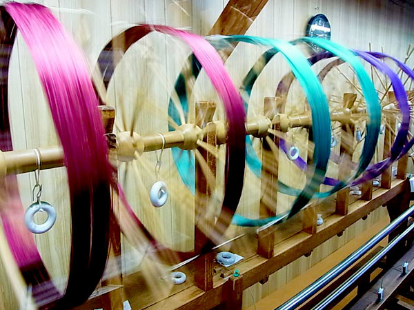 【西陣織】織屋のぼんといく、西陣織工房めぐり ～図案、糸染め、整経、織り…驚きの職人技をたずねて～