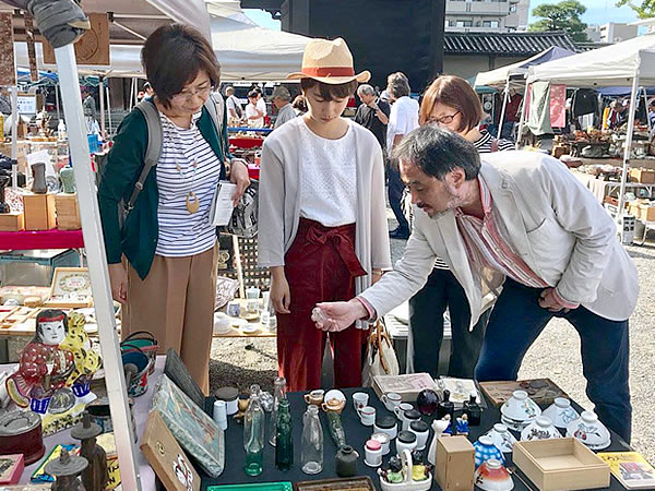 【東寺】骨董歴30年の自称達人といく、東寺のがらくた市～がらくたの中からお宝を探せ！目利きレクチャー付き～