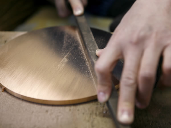 【山本合金製作所】日本唯一の鏡師と、神宿す魔鏡づくりの現場へ～隠れキリスト像が浮かび上がる極限の薄さ、実演と体験付き～