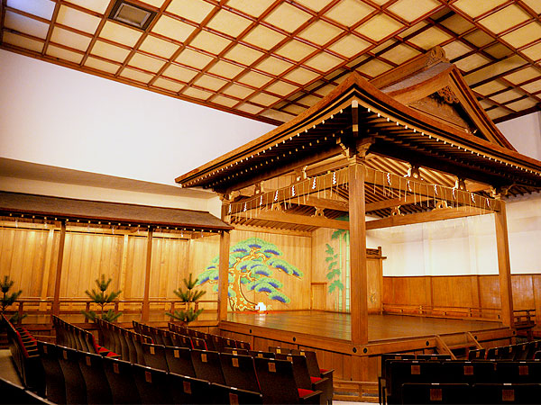 【矢来能楽堂】能楽師がオモテもウラもご案内、めくるめく能楽の世界～謡って、舞って、舞台に上がって！迫力の名場面・プチ実演付き～