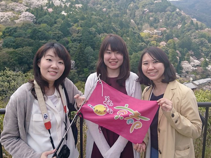 桜の嵐山を背景に