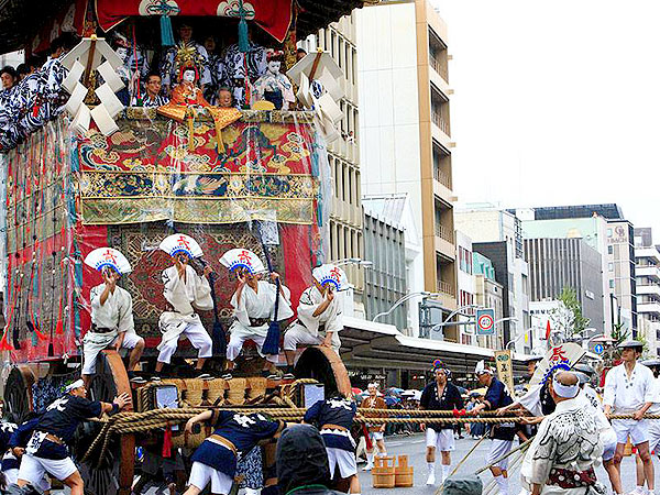 【祇園祭】囃子方・木村さんに聞く長刀鉾の舞台裏、普段は入れない長刀鉾会所へ ～生稚児を唯一乗せる「くじとらず」先頭鉾！神事・しきたり・町の仕掛けまで～