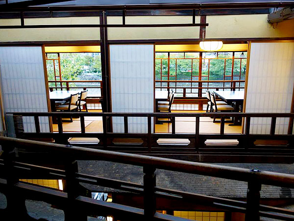 【納涼床】鴨川納涼床ものがたり、高瀬川源流庭苑から下木屋町へ ～築200年を越える、京都最古級の町家建築「鳥彌三」内部を拝見～