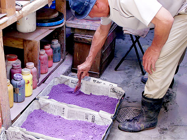 【上羽絵惣】日本最古の絵具商、町家の工房に岩絵具職人を訪ねて～伝統色の世界から「胡粉ネイル」誕生まで、上羽絵惣を探検しよう～