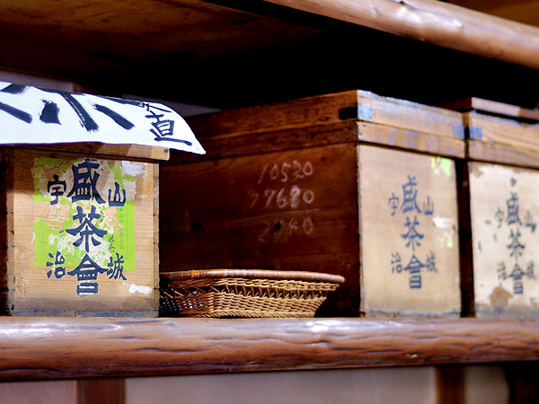 【宇治茶】茶工場を探検しよう！町家の奥、日本最古の碾茶炉へ～水出し碾茶、ひんやり抹茶ラテ、ほんず抹茶の特製アイス付き～