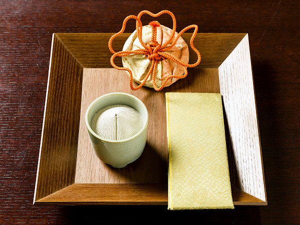 【山田松香木店】室町時代の遊び「聞香」体験、老舗の香房に職人さんを訪ねて～伽羅や沈香…幽玄な香りを聞き分ける遊び、奥深き香木の世界へ～