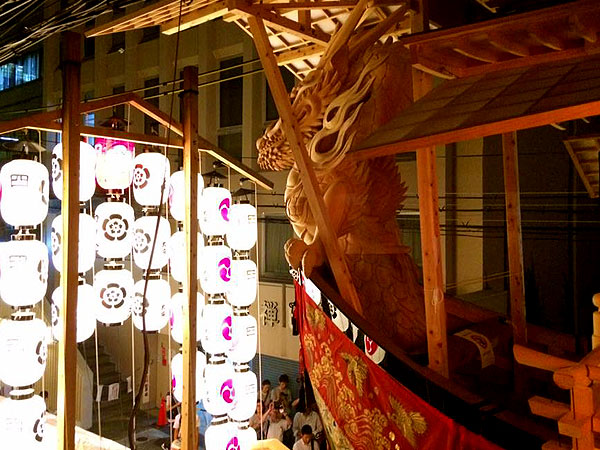 【祇園祭・宵山】復活した後祭の「宵山」へ！祇園祭・山鉾と会所めぐり～駒形提灯が灯り、コンチキチンの祇園囃子が響く夜～