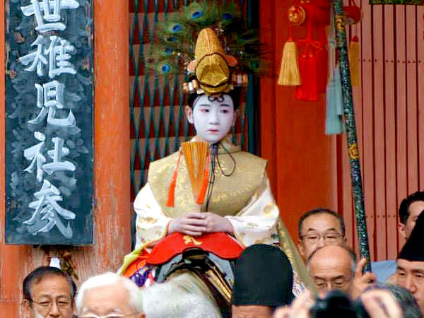 【祇園祭・稚児社参】長刀鉾稚児社参へ、お稚児さんは“神の使い”に！ ～祇園閣、山鉾館、小鍛冶の井戸…八坂の地をめぐる～