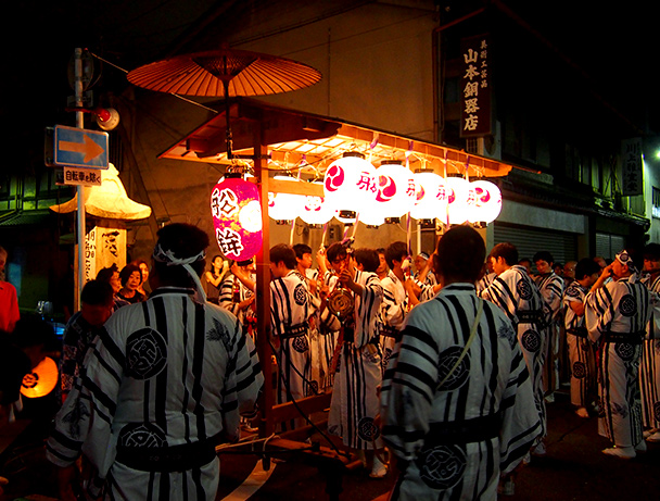 【祇園祭・宵山深夜】賑わいのあとの特別な夜、日和神楽を追いかける～町々にコンチキチンを響かせる移動式お囃子、激レア粽も！？～