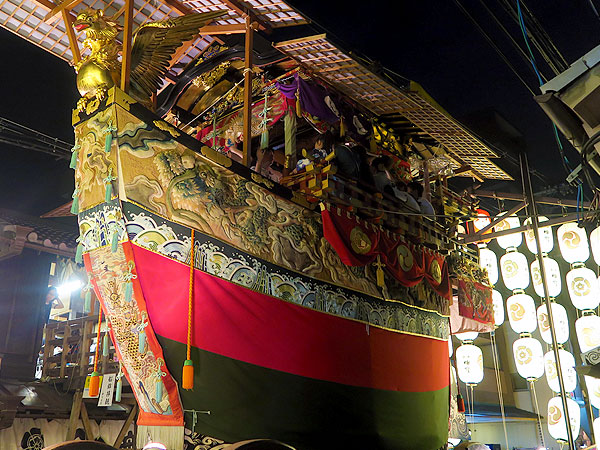 【祇園祭・宵山直前】 宵山直前が穴場！前祭の会所めぐり、山鉾に登ってみよう～駒形提灯が灯り、コンチキチンの祇園囃子が響く夜～