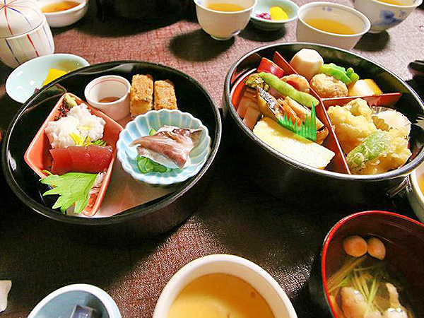 【祇園祭】函谷鉾お囃子隊長コバやんの白熱祇園祭教室！鱧料理に舌つづみ～笹粽、したたり、祇園ちご餅…京町家で祇園祭の味覚を堪能しながら～