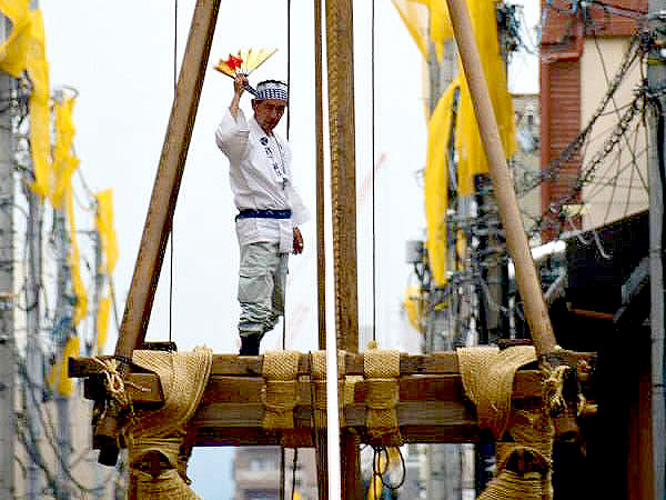 【祇園祭・山鉾建て】山鉾が今、立ち上がる！「祇園祭ウォーク」仕掛人と、祭り支度を巡る～夏空に高くそびえ立つ山鉾、ダイナミックな瞬間に立ち会う～