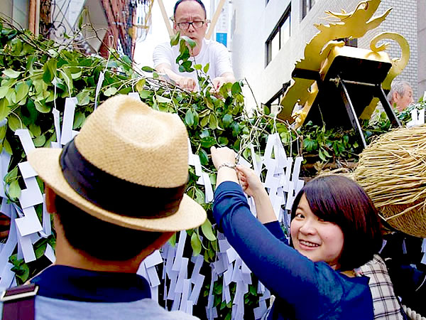 【祇園祭・鉾建て】鉾が今、立ち上がる！「祇園祭ウォーク」仕掛人と祭り支度を巡る～夏空に高くそびえ立つ山鉾、ダイナミックな瞬間に立ち会う～