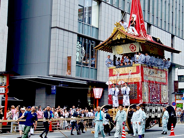 【祇園祭・曳初め】「祇園祭ウォーク」仕掛人といく前祭、鉾建てと曳初めを廻る ～祭り支度のクライマックス！今、巨大な鉾が動き出す～