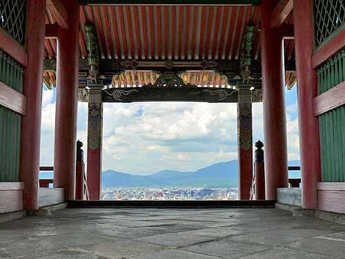 【清水寺】タモリさんを案内したガイドと、生と死が交わる清水の地へ～人はなぜ清水を目指す？観音様が座す地形、断層がつくる京都の世界観～