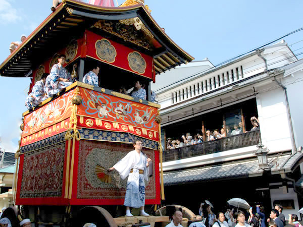 【祇園祭・曳初め】「祇園祭ウォーク」仕掛人と、後祭・山鉾建てと曳初めを廻る ～祭り支度のクライマックス、鉾を曳いてみよう！～
