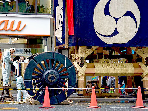 【祇園祭入門】祇園祭の楽しみ方、基本の「き」～祭り支度に賑わう山鉾町、鉾建ての職人技を巡る～