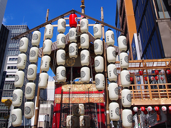 【祇園祭・宵山】前祭の会所めぐり、懸装品や御神体人形を拝見～鶏が鳴き、黄金が湧き出て、国が生まれる！十の山鉾に秘められた物語～