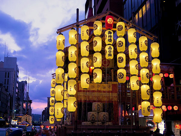 【祇園祭・宵山直前】宵山直前が穴場！前祭の会所めぐり、山鉾に登ってみよう～駒形提灯が灯り、コンチキチンの祇園囃子が響く夜～