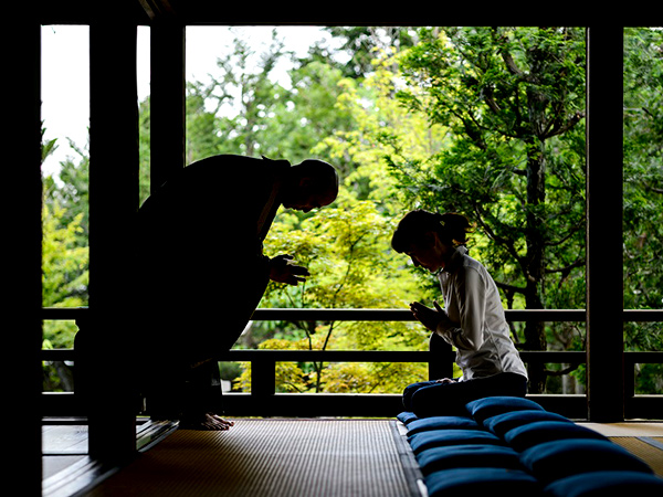 【勝林寺】早朝の禅寺で朝粥と坐禅、普段は非公開の東福寺一華院へ～宇野虓堂の禅入門、本尊白衣観音と依稀松の庭を特別拝観～