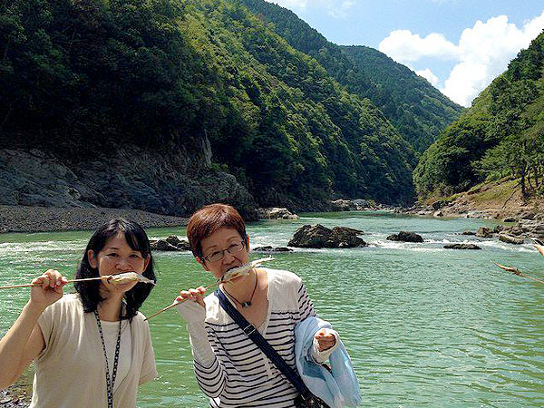 【清滝】保津川マイスターといく2億年の大自然！清滝から保津峡へ～渓谷に涼を求めて、清流のほとりで焼きたての天然鮎を味わう～