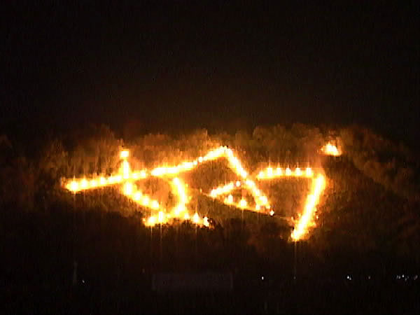 【五山送り火】謎多き「妙法」ものがたり、法華宗の聖地・松ヶ崎で題目踊り～迫力の炎を間近で拝み、日本最古の盆踊り体験、里に受け継がれる信仰の姿～